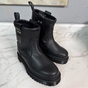 NWOT Dr. Martens Anistone Lo Leather Biker Pull-On Boots Shoes WMN 6 M 5 Black